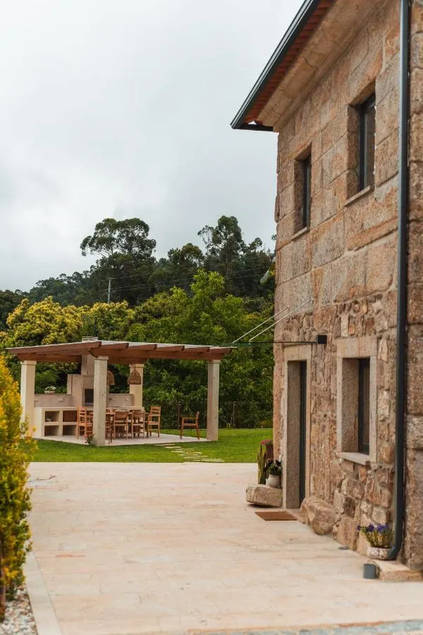 Pergola exterior em pedra do Apartamento T2