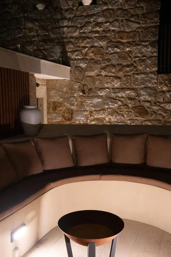 Sala-lounge com banco curvo em pedra natural