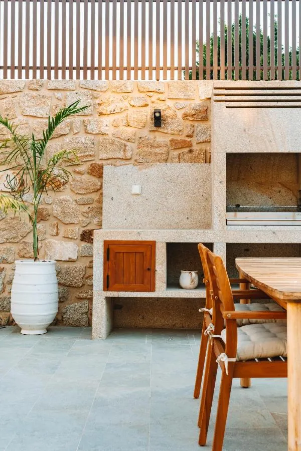 Cozinha exterior em pedra com churrasco da Villa T3