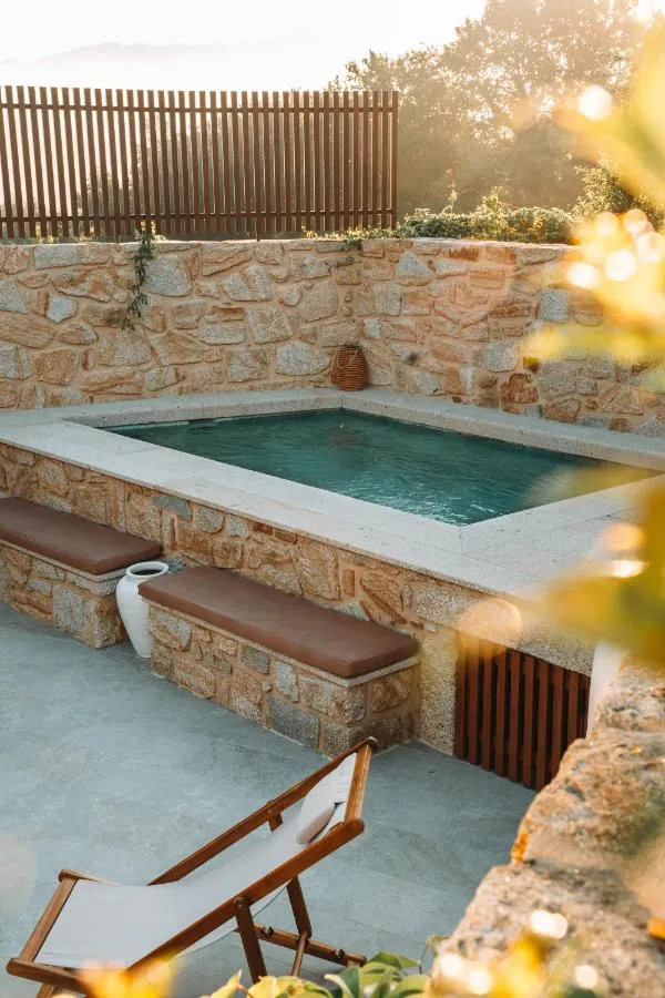 Piscina privada em pedra granítica e jacuzzi exterior da Villa T3 ao amanhecer